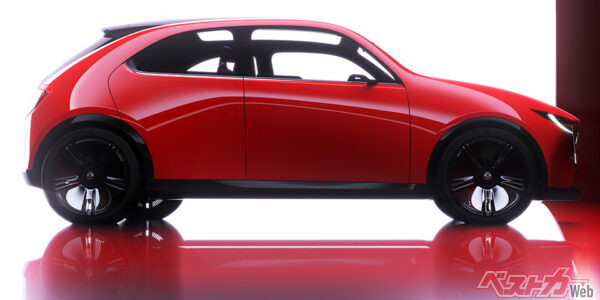 ジャパンモビリティショーで発表されたマツダ VISION X-COMPACT。美しい