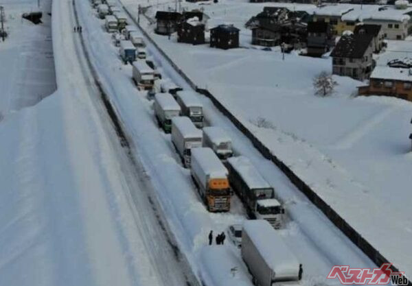 一般的なオールシーズンタイヤは、幅広い条件に対応できる一方で、雪道性能はスタッドレスタイヤほど高くない（国土交通省「雪道での立ち往生に注意！」より）