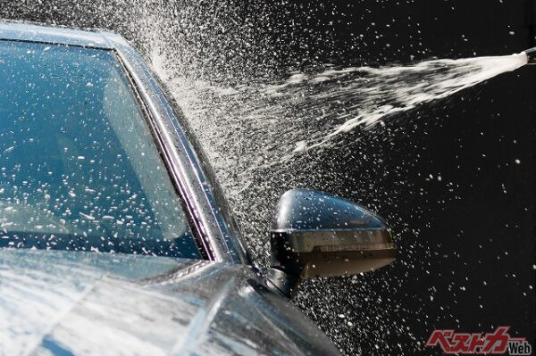 最初は洗わず、流す。たっぷりの水で汚れを浮かせるのが鉄則（PHOTO：Adobe Stock_waldemarus）