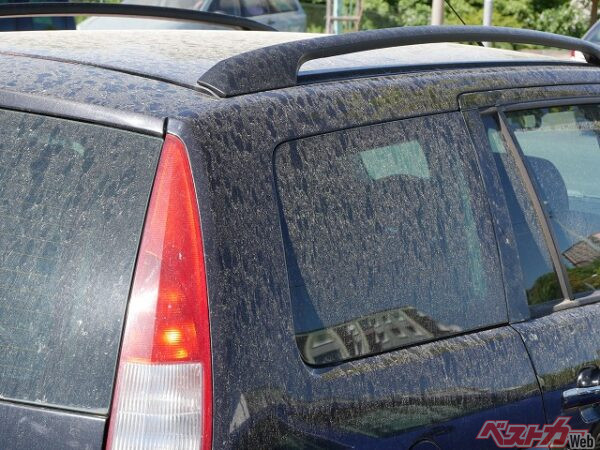 この状態で拭くのはNG。微粒子を塗装に押し付け、キズの原因になる（PHOTO：Adobe Stock_Pavel Rumlena）