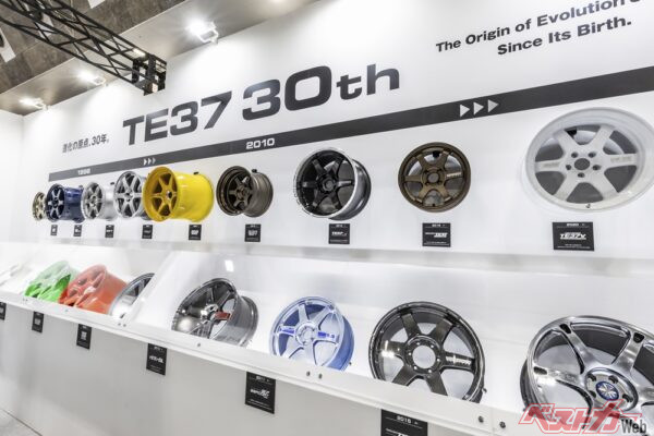 1996年に誕生したTE37ホイールの30年を振り返る