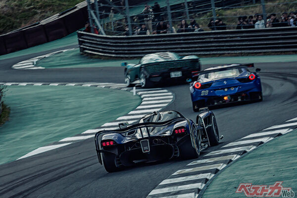 アストンマーティン ヴァルキリーPROといったサーキット専用車も走行を重ねていた