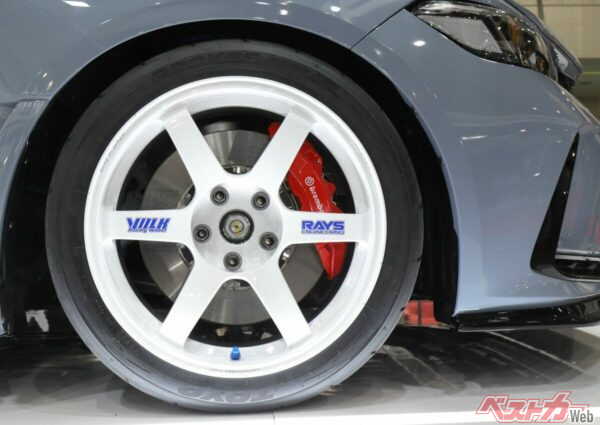 ホワイト×ブルーステッカー仕様のTE37 30周年記念モデル（FL5型シビックタイプR装着例）