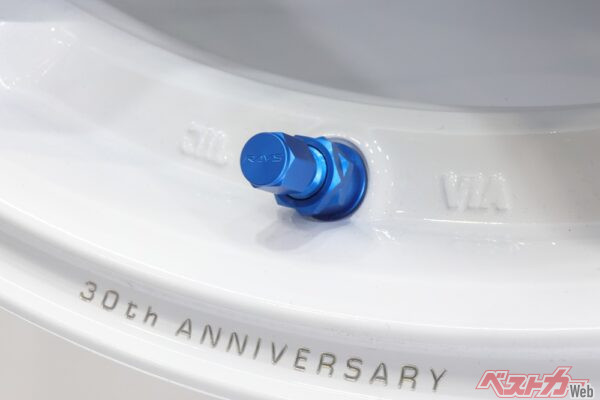 ブルーのバルブと30th ANNIVERSARYのマシニング刻印が入る