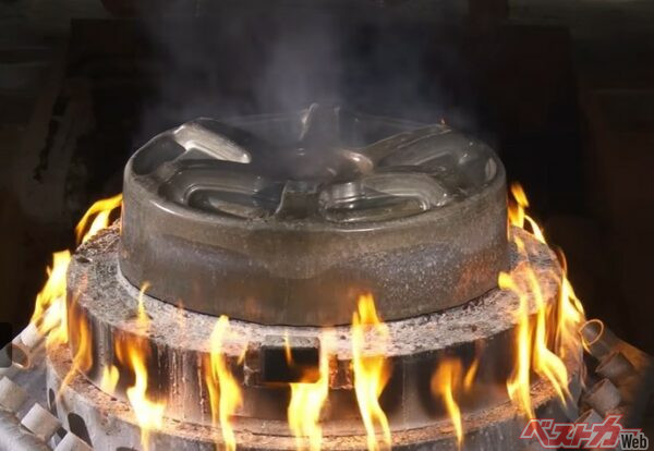 鋳型の中に溶かしたアルミ合金を流し込んで製造する鋳造とは違い、金型にアルミ合金を押し当て、高い圧力をかけて成形される鍛造ホイール