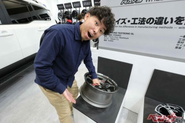 鋳造ホイールと鍛造ホイールの重さの違いをチェックしてあまりに軽い鍛造ホイールに驚く筆者。16インチ×7Jの同サイズで鋳造ホイールは9.5kg、鍛造ホイールは5.5kgと4kgも軽い