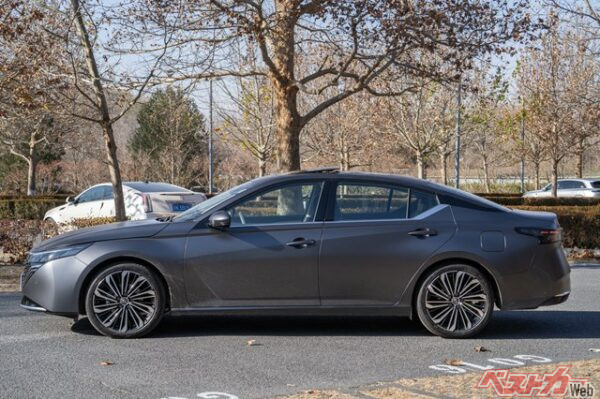 アルティマより延長し、存在感もあるが。だからといってぼやけた輪郭にはならず、すっきりとしたデザインに