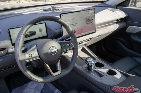 物理ボタンが豊富で、意外と保守的なデザインにまとまっている