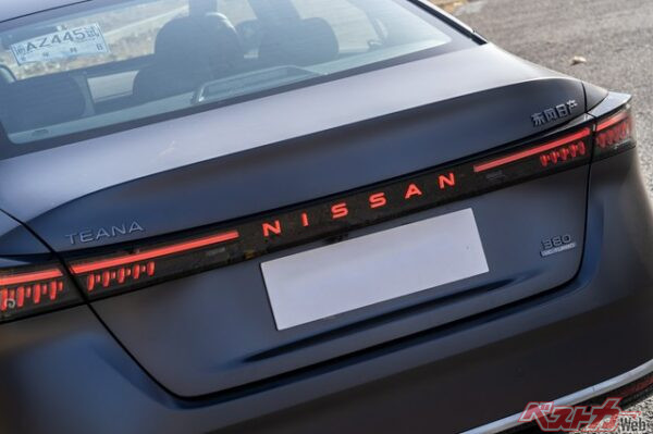 シンプルな光り方がスタイリッシュなリア