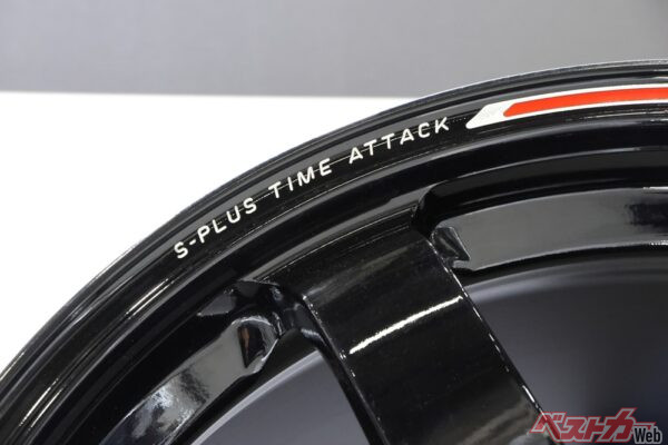 リム部の鮮やかなレッドラインはREDOT（アールイードット）と呼ぶ技術