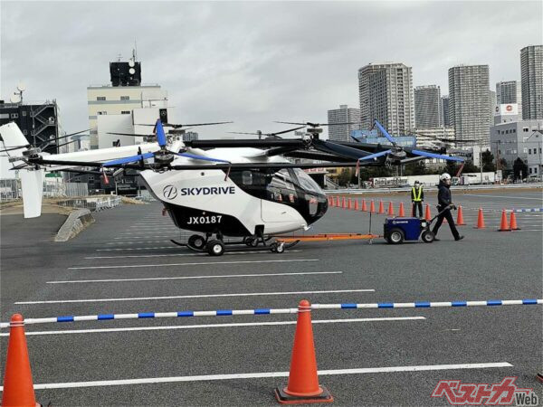 格納庫から姿を現したスカイドライブのSD-05。牽引機で一人の作業員が引っ張ってきた。プロペラの配置が特長的