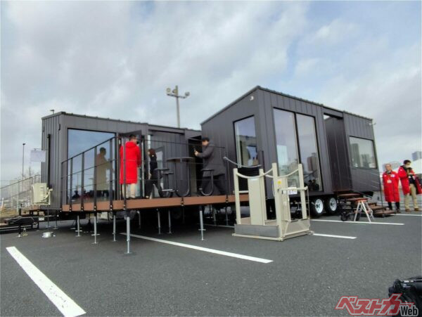 乗客の待合や保安手続き、運行オペレーションを行うターミナル。トレーラーハウスで設置＆撤去が自在に行える