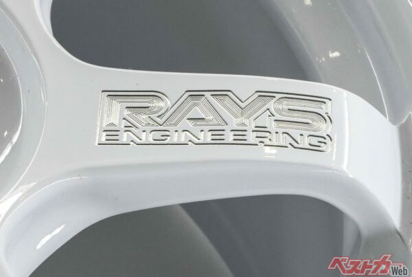 A.M.T（アドバンスド・マシニング・テクノロジー）はブランドロゴのような繊細なデザインを三次元曲面で再現する革新的な切削技術。精微な造り込みだ