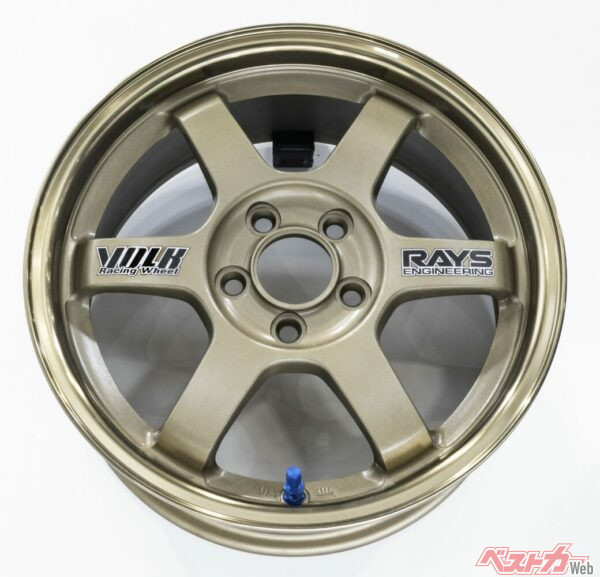 1996年に登場したこのTE37が原点。15インチ、6J、3.7kgを目標に開発された