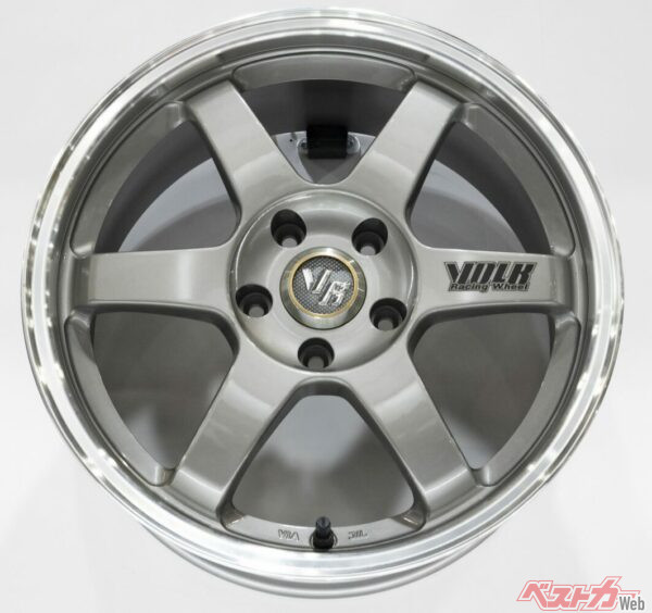 2002年に登場した「LE37T」デザインのバリエーションを拡大した派生モデル