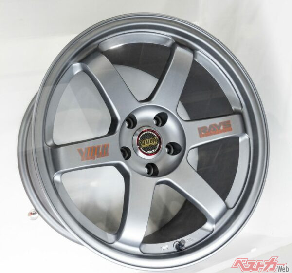 「TE37 06 YEAR MODEL」は誕生10周年を記念したアニバーサリーモデル。10周年記念した専用カラーのチタニウムガンメタ、専用センターキャップ＆ステッカーが特徴