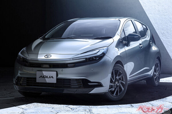 トヨタ アクア。ほかにも、プリウスやクラウン、RAV4、bZ4Xなど、すでに多くのモデルで「ハンマーヘッドデザイン」が採用されている