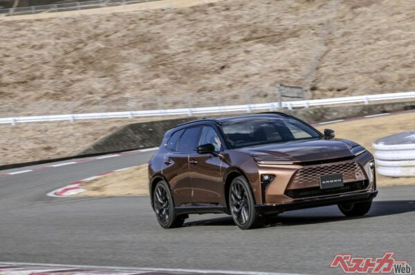 クラウンでしかもワゴンならやっぱり走りは求めたいトコロ！　期待以上の小回りだ