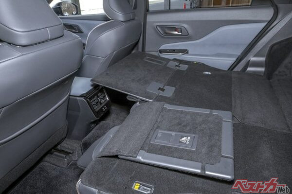 リアシートはこのように倒して寝っ転がれるスペースも作れるぞ