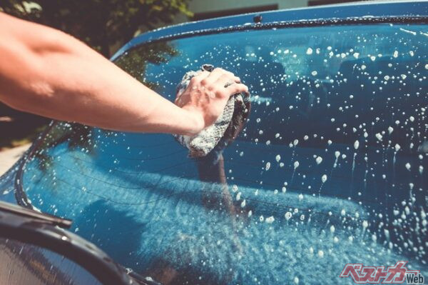 花粉に加え春は天気も変わりやすいので、こまめな洗車はした方が良いだろう(Khaligo@Adobe Stock)