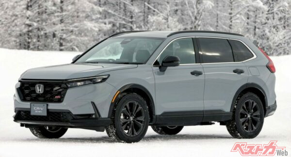 2026年2月26日に発表、27日に発売された6代目CR-V。価格はCR-V e:HEV RS＝FF/512万2700円、4WD/539万2200円。写真のCR-V e:HEV RS BLACK EDITONはRSをベースに内外装の加飾を黒で統一した日本専用グレードで価格は4WD、577万9400円