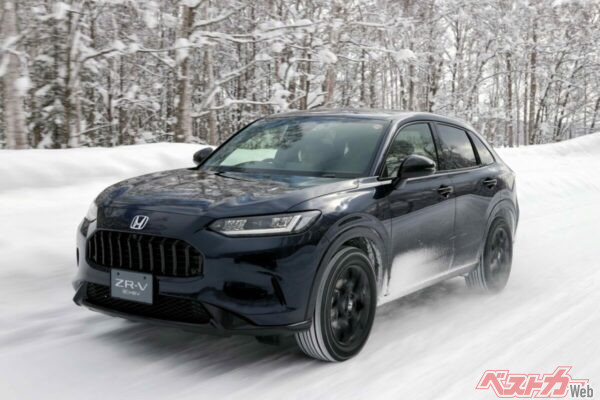 ZR-V e:HEV BLACKSTYLEは141ps/18.6kgmを発生する2L直4エンジンに、184ps/32.1kgmのモーター、リアルタイムAWDを組み合わせる。価格は458万2600円