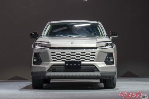 500万近くかかるクルマであるということを考えるとやはり内装のチープさを気にする人もいるかもしれない