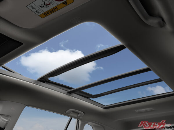 メーカーオプションのパノラマルーフは前席から後席まで広くとっている