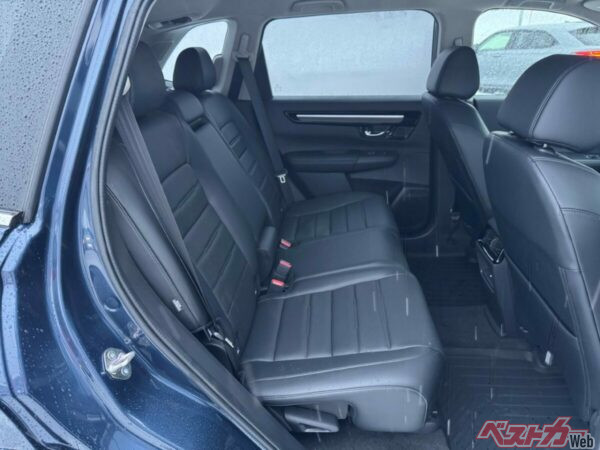 後席はシートスライド、8段階のリクライニング機構が付く