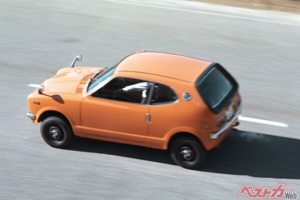 1970年当時軽スペシャリティカーとして登場したホンダの初代Zハードトップ。リアの形状から「水中メガネ」の愛称で親しまれた