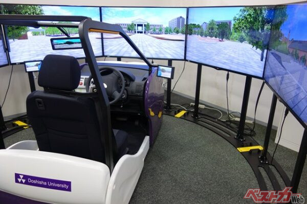 同志社大学モビリティ研究センターにあるドライブシュミレータ―。学生が日々研究する