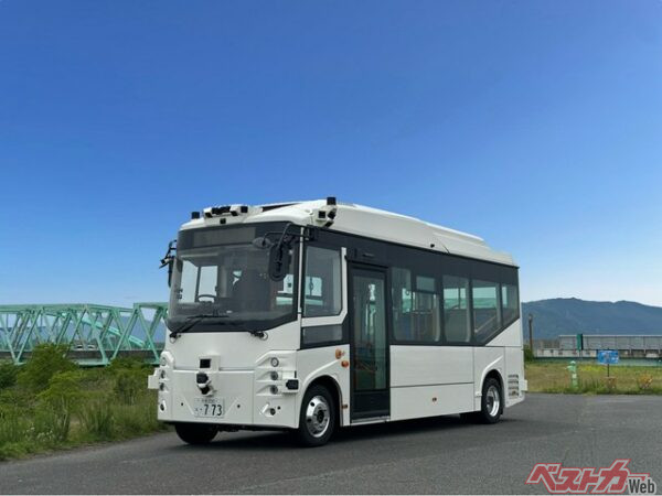 実験車両はティアフォー社の「Minibus」を使用する。正面にはたくさんの全自動運転に関する機器がとりつけられている