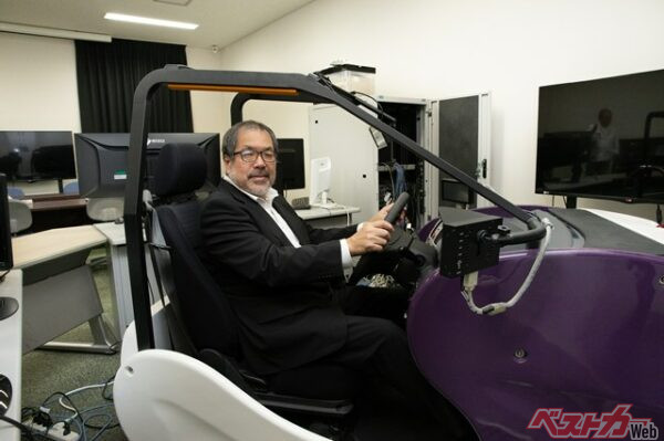 佐藤教授ももちろん自らドライブシュミレーターに乗り込んで実験だ!