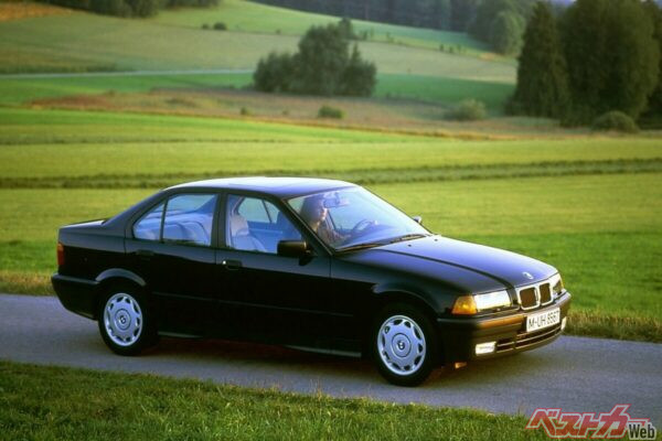 1990年に登場したBMW 318i(E36)。3シリーズとしては3代目。BMWの伝統的な丸型ヘッドライトはこの世代から角目に