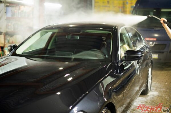 予防策として有効なのが親水タイプのコーティング剤だ。親水タイプは水がまとまって流れやすく、雨とともに汚れを洗い流す自浄効果が高い（Олег Копьёв@Adobestock）