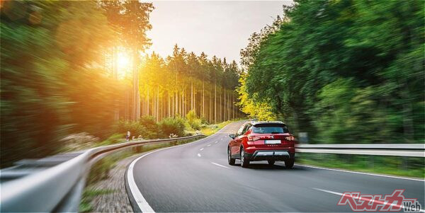 オールシーズンタイヤの舗装路性能は夏タイヤには及ばないが、体感的な差は小さい（AA+W@Adobestock）