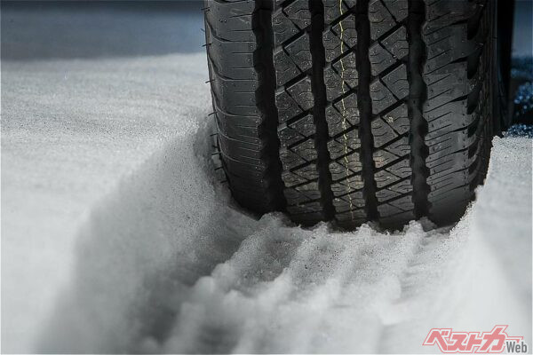 スタッドレスタイヤとオールシーズンタイヤの寿命は大きく変わらないことが多い（Anze@Adobestock）