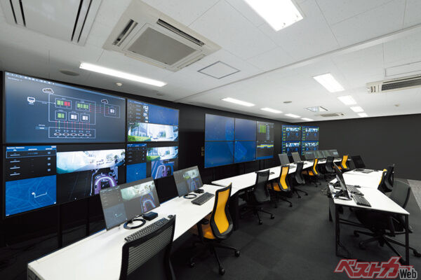 遠隔監視センターで自動運転車両を管理。状態は常時把握され、トラブルに即時対応