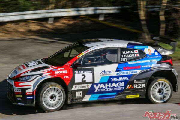 ヤリス丸の側面には新井大輝選手と坂井理崇選手がしっかりと書かれているぞ！　Aピラーにベストカーのロゴも!!