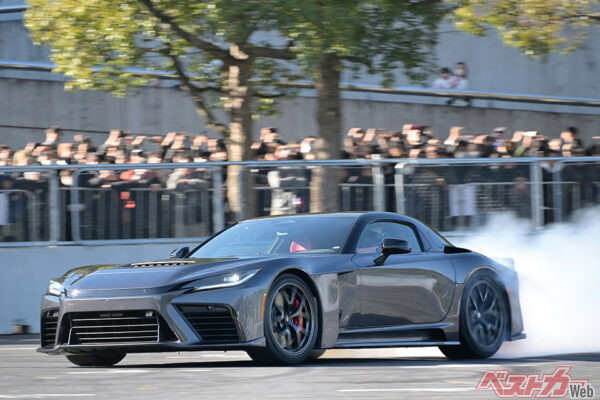 屋外イベント広場でデモ走行を披露したトヨタ GR GT。さして広いスペースではなかったが、そのポテンシャルはじゅうぶんに感じ取ることができた