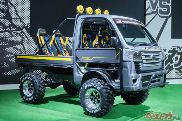 トヨタが提案したのは荷台にバケットシートを装着し、4人乗りでオフロードコースを走れる走りを楽しむ軽トラだ