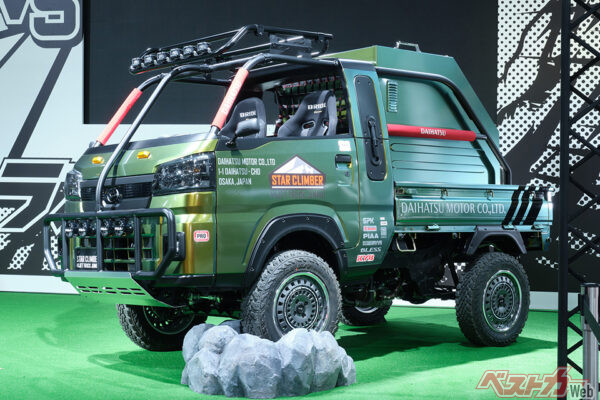 ダイハツはアウトドアレジャーだけではなく、災害時のレスキューにも活躍できる軽トラを提案。45度の坂を登れる