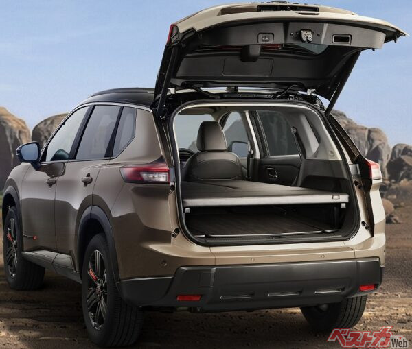 セカンドシートを倒して展開するマルチベッド。ベッド下には約170mmの収納スペースが確保されている