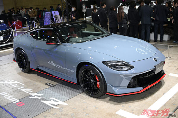 日産 フェアレディZ NISMO（MT）。ノーズにつくエンブレムが日産のCIロゴから「Z」ロゴに変更。ブレーキキャリパーは従来どおりの赤だが、色味が少し変わった