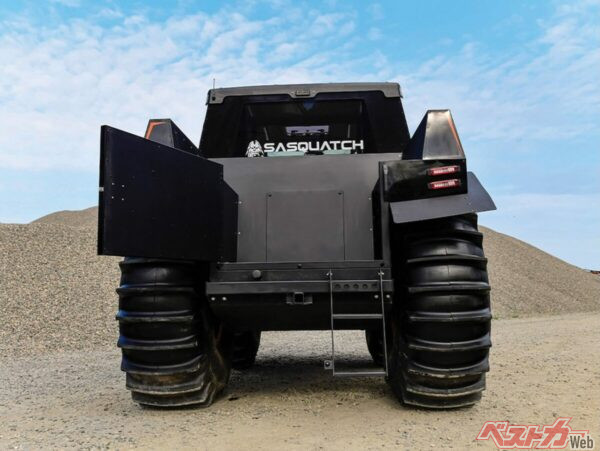 ピックアップトラックに拘る理由は定かではない。しかし一応荷室として使用することはできるようだ。