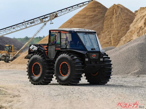 直径71インチという、規格外のタイヤ「XT328」を履くサスクアッチXTX。水中での推進力もこのタイヤが生み出すのだという。