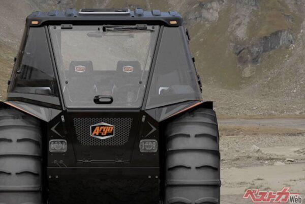 【衝撃すぎ】巨大タイヤが水を掻くってマジ!?　カナダ発の水陸両用ピックアップがオフロード好きが羨むワケ