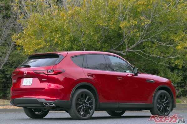 全長4,740mm×全幅1,890mm×全高1,685。堂々としたボディサイズでFR仕様が¥4,565,000 (税込)、AWD仕様が¥4,790,500（税込）というのはマツダならでは。これ欧州車だったら1000万円超は確実だろう