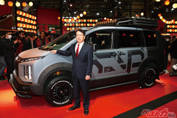 三菱 デリカD:5 アルティメットギア。ザラッとした表面を持ち、傷が目立ちづらいラプター塗装が特徴の一台。30mmのリフトアップが悪路に効く