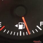 え、発明者いたの!?　給油口は車両の右側？ それとも左側!?　という迷いをなくした矢印の歴史